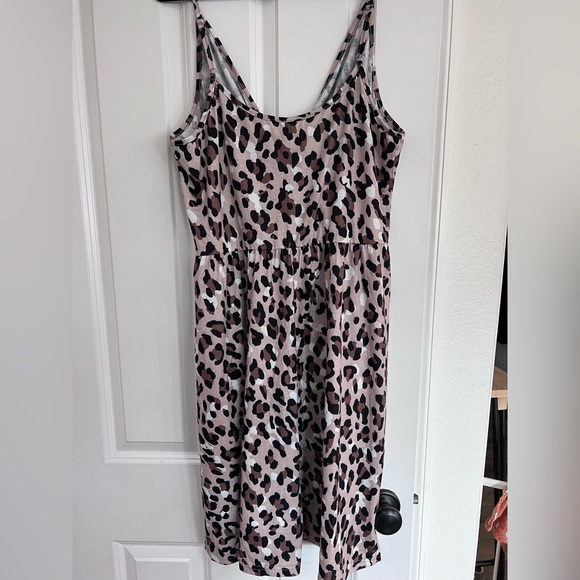 Leopard Print V-neck Dress - Picture 4 of 6
